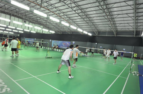 Badminton players preparing for a rally